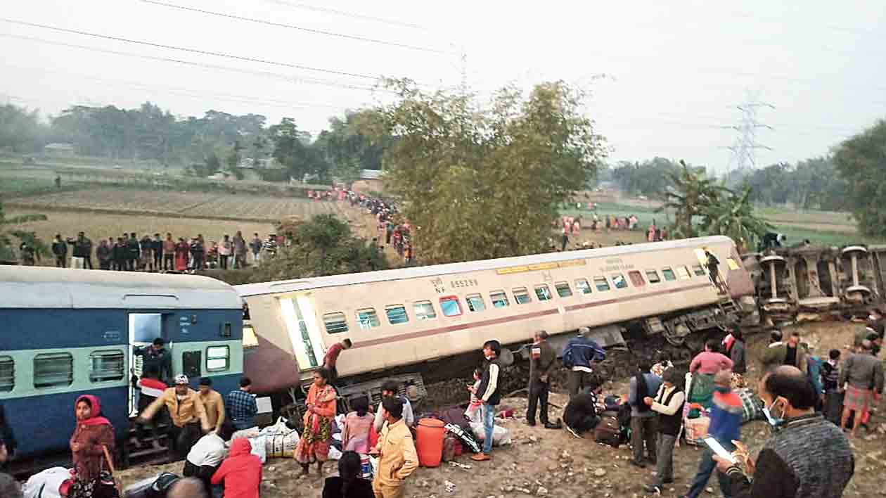 भारतको जलपाइगुडीमा भएको रेल दुर्घटनामा मृत्यु हुनेको संख्या सात पुग्यो