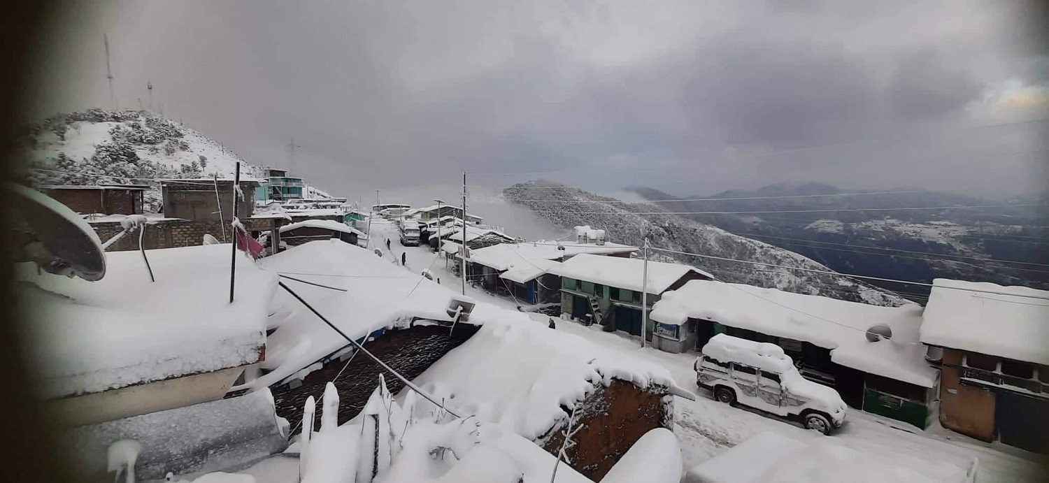 बाक्लो हिमपातले दुई राजमार्ग अवरुद्ध, जनजीवन कष्टकर