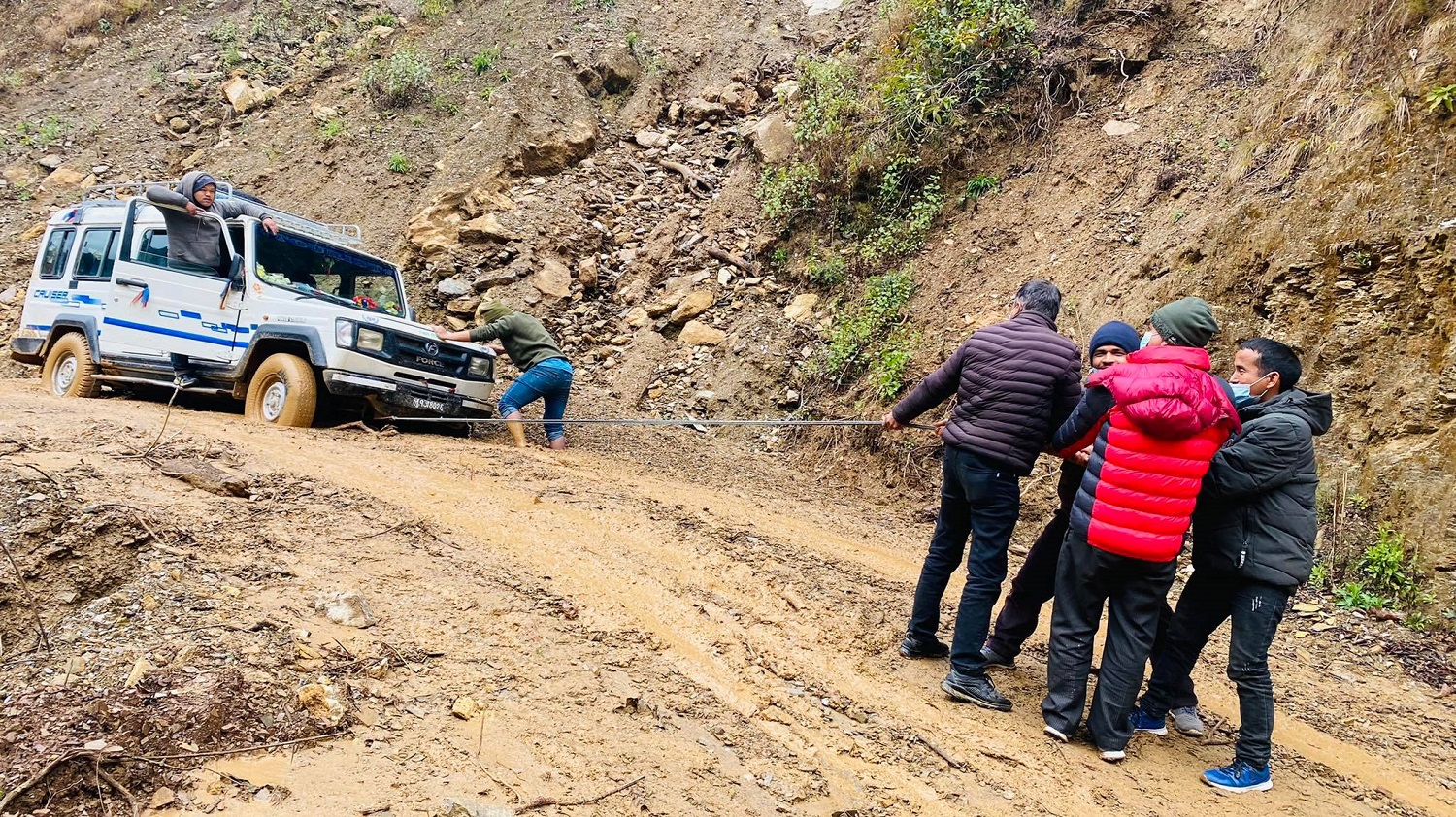 वर्षौंसम्म पनि सुध्रिएन रोल्पा सडकको अवस्थाः कष्टपूर्ण यात्रा गर्न बाध्य यात्रु