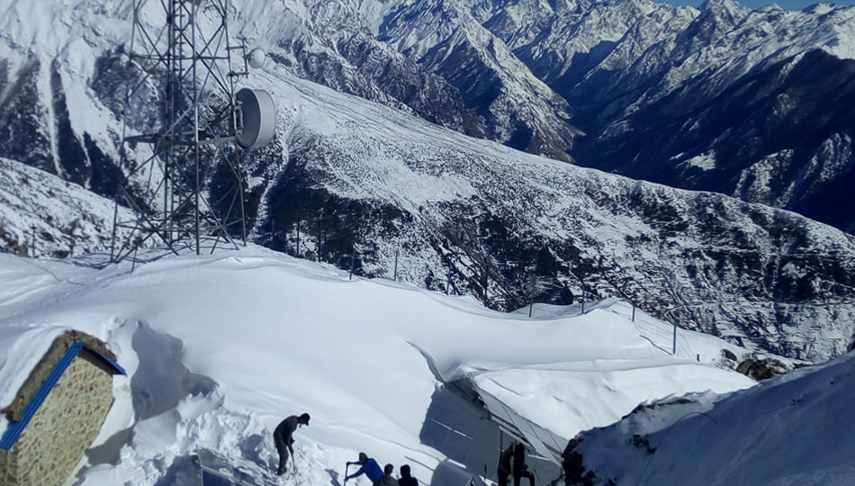 सोलुमा हिमपातः तीन दिनदेखि सिद्विचरण राजमार्ग अवरुद्ध