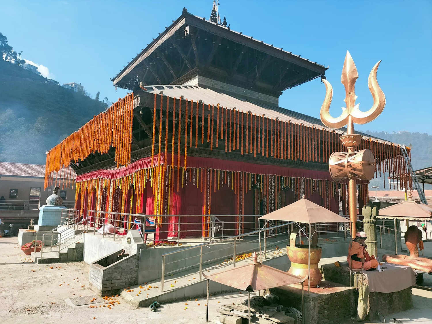 भक्तपुरका शिवालयमा भक्तजनको घुइँचो