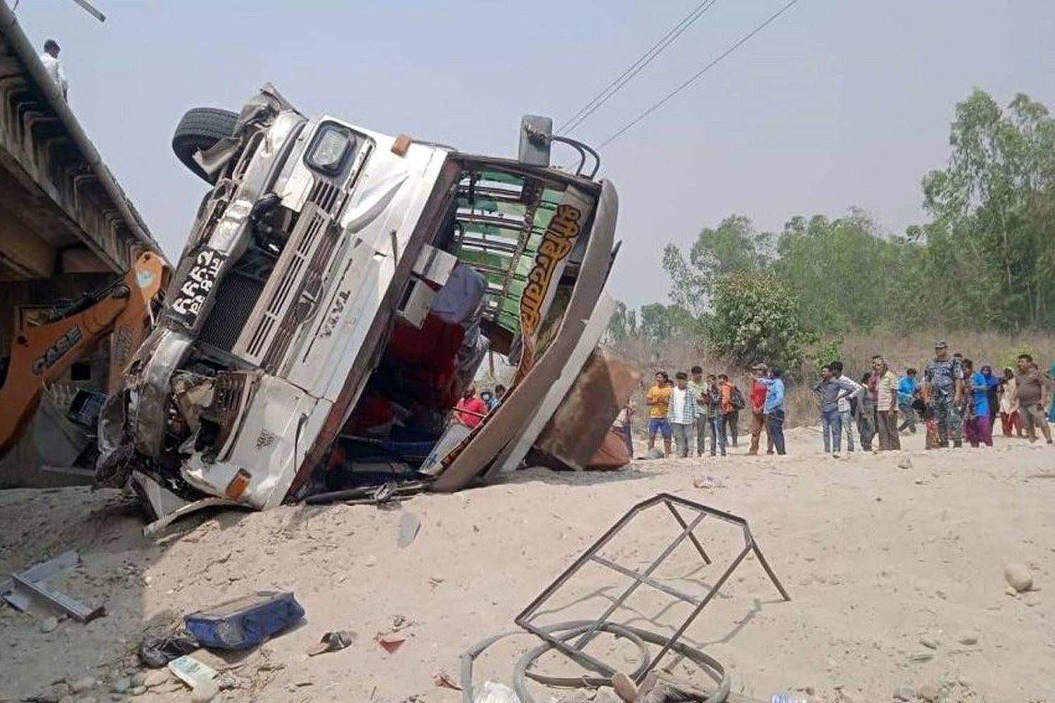 सर्लाहीमा बस दुर्घटना हुँदा चार जनाको मृत्यु, ३० जना घाइते