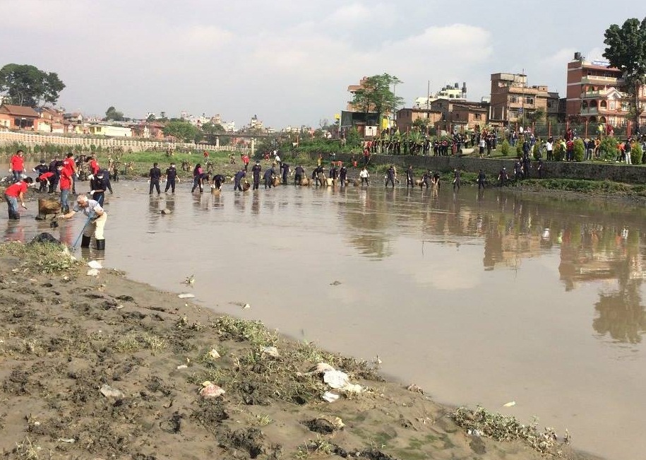 वाग्मती नदी किनारमा फोहर फाल्ने र ढल हाल्नेलाई रु पाँच हजार जरिवाना