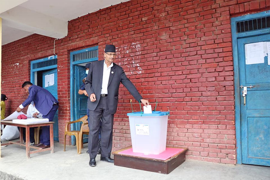 सभामुख सापकोटाद्वारा सिन्धुपाल्चोकको चौतारामा मतदान