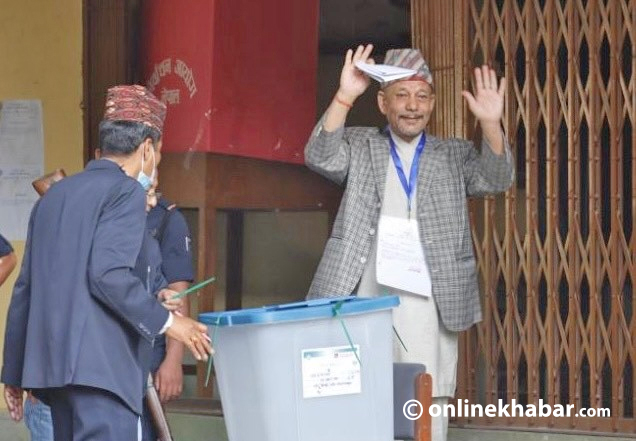 कामपा प्रमुखका  प्रत्यासी  स्थापितद्वारा मतदान
