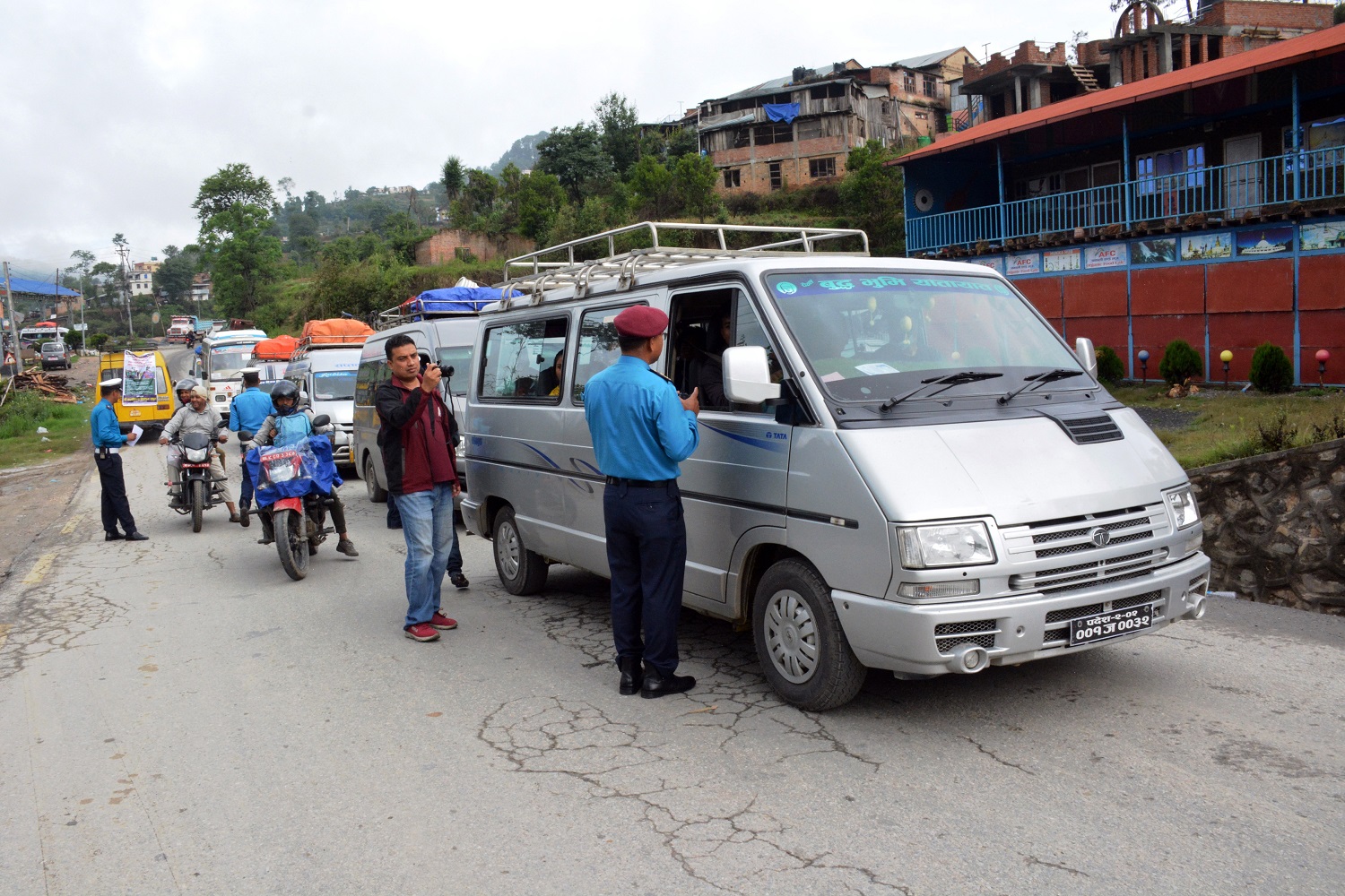 तीव्रगतिमा गुडाउन र अर्कोलाई उछिन्ने काम नगर्न आग्रह