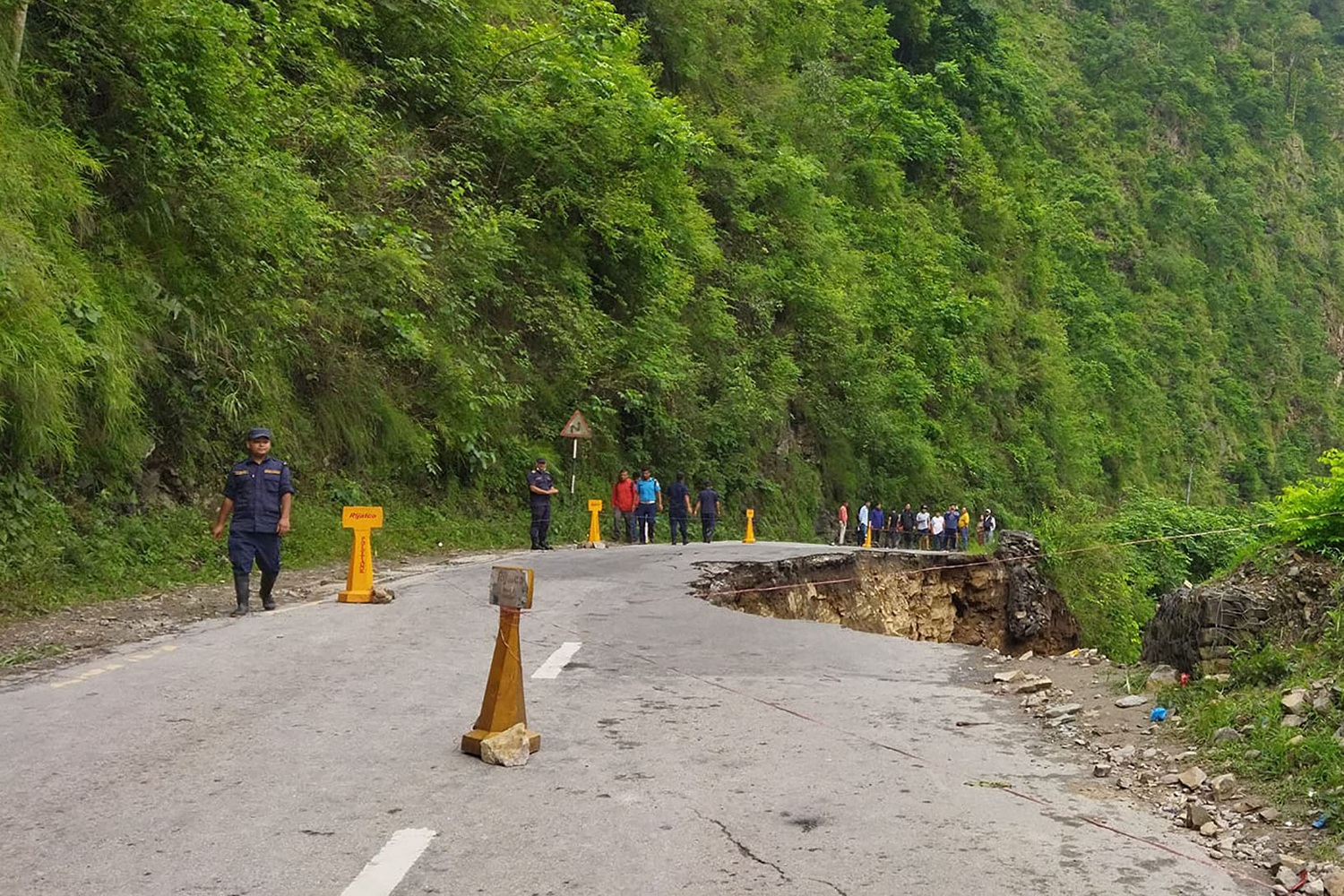 आँबुखैरेनी–मुग्लिन खण्डमा ठूला सवारी नचल्ने