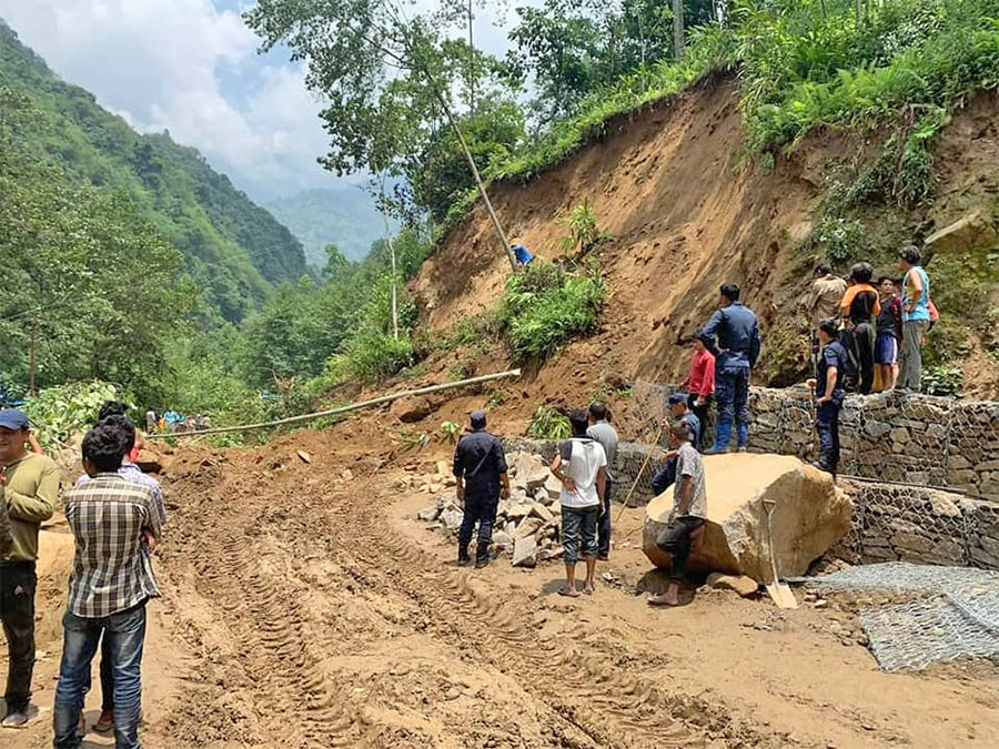 पहिरोमा पुरिएर संखुवासभामा दुई जना मजदुरको मृत्यु