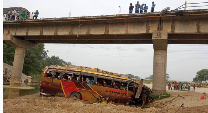 रुपन्देहीको रोहिणी पुलबाट बस खस्दा ९ जनाको मृत्यु, ३२ जना घाइते