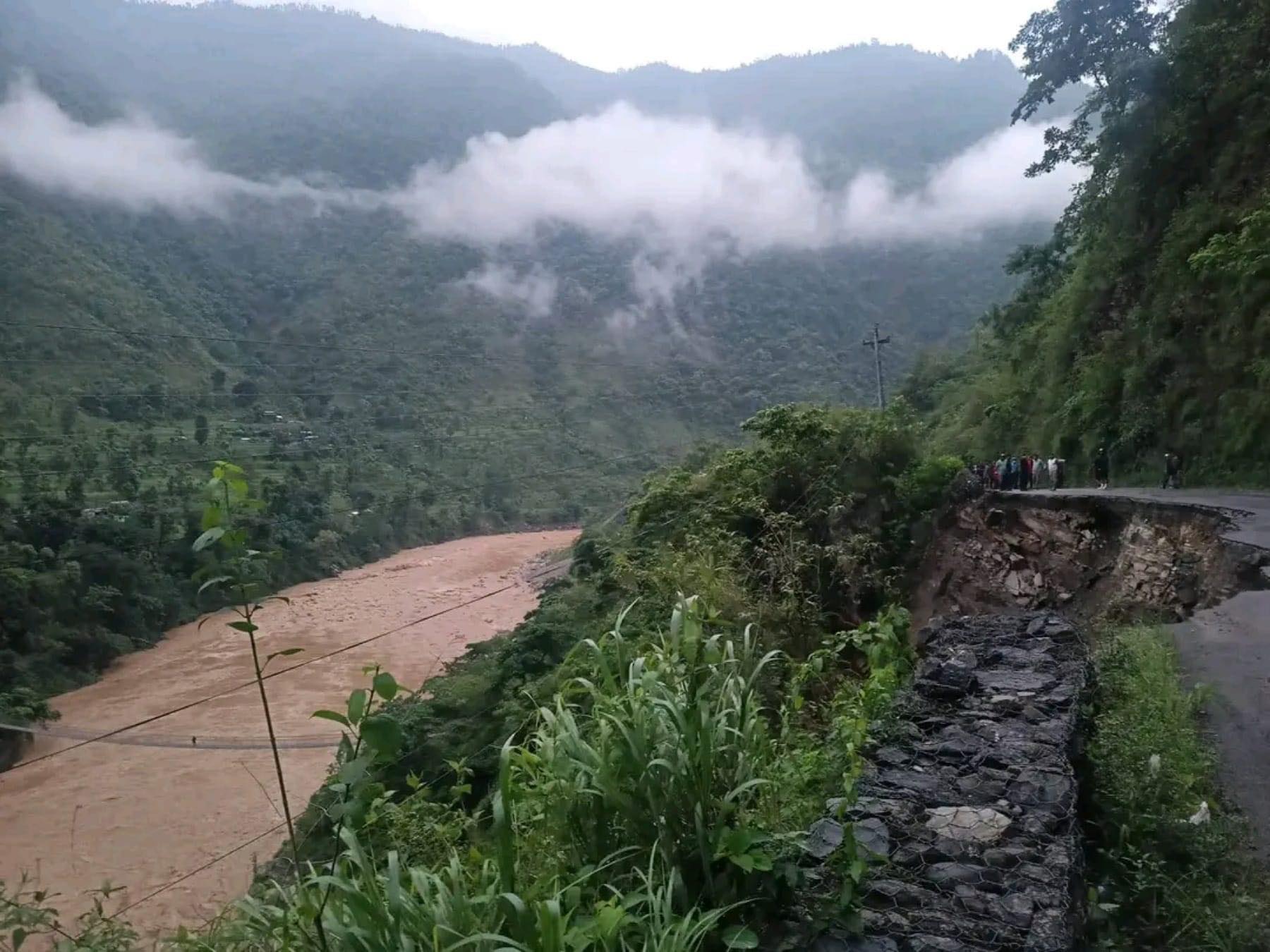 सडक भासिएको स्थानमा दुई पुरुषको शव फेला