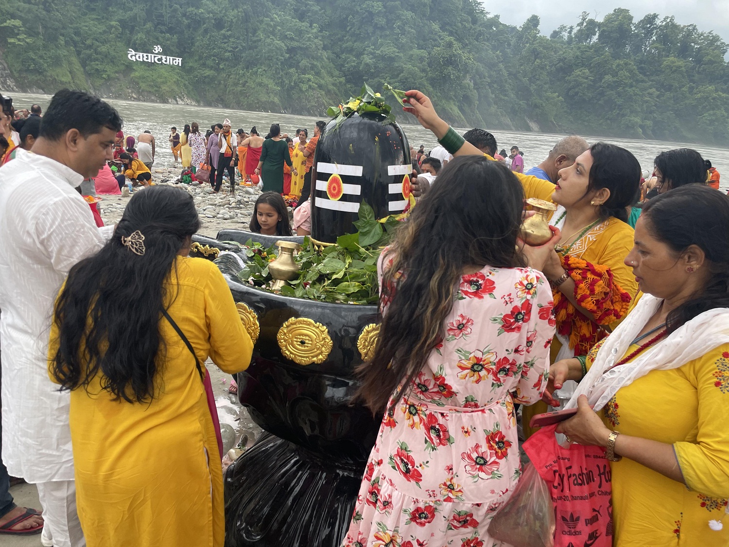 शिवालयमा बिहानैदेखि यस्तो चहलपहल