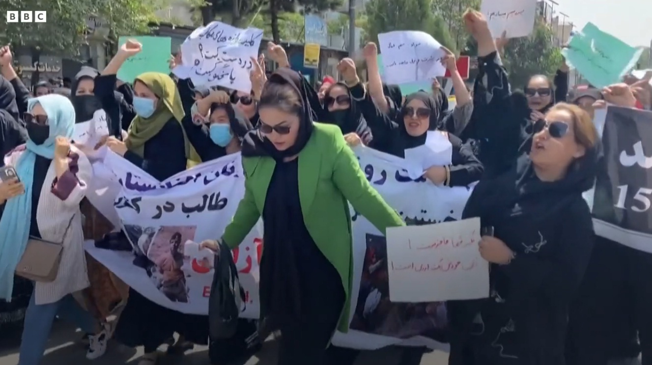 स्वतन्त्रता माग गर्दै अफगानिस्तानको राजधानी काबुलको सडकमा महिला