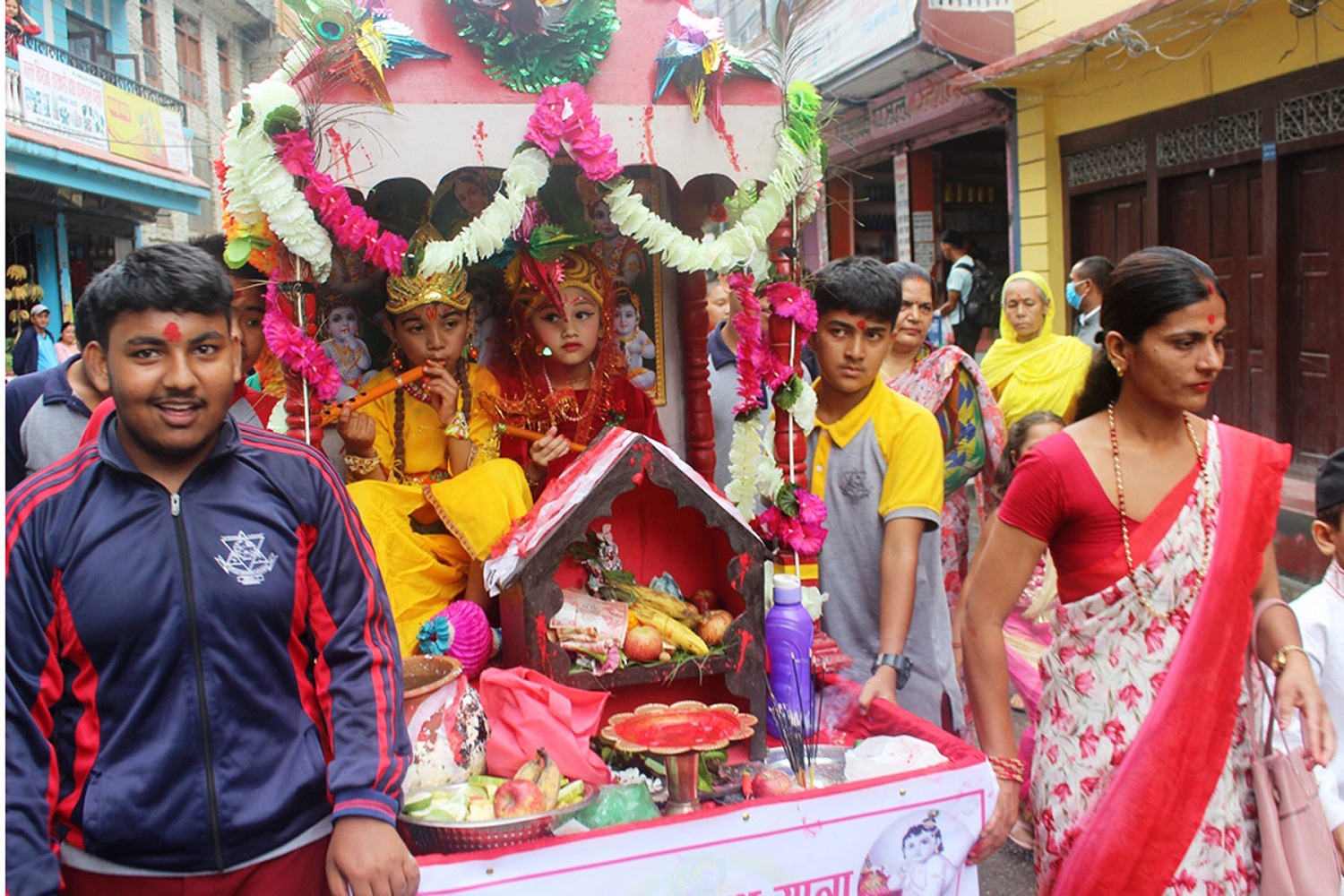 देशभरका श्रीकृष्ण मन्दिरमा बिहानैदेखि भक्तजन पूजाआजा गर्दै