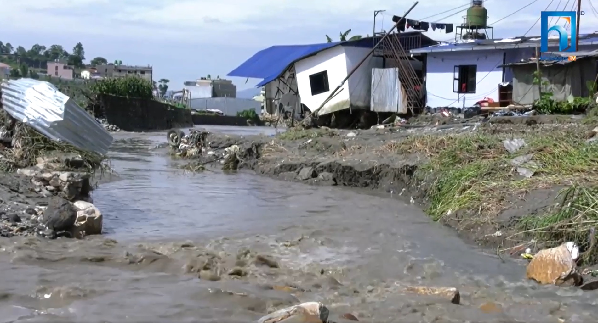 मनोहरामा बाढी, सुकुम्वासीका घर र प्रहरी कार्यालयमा क्षति (भिडियो रिपोर्टसहित)