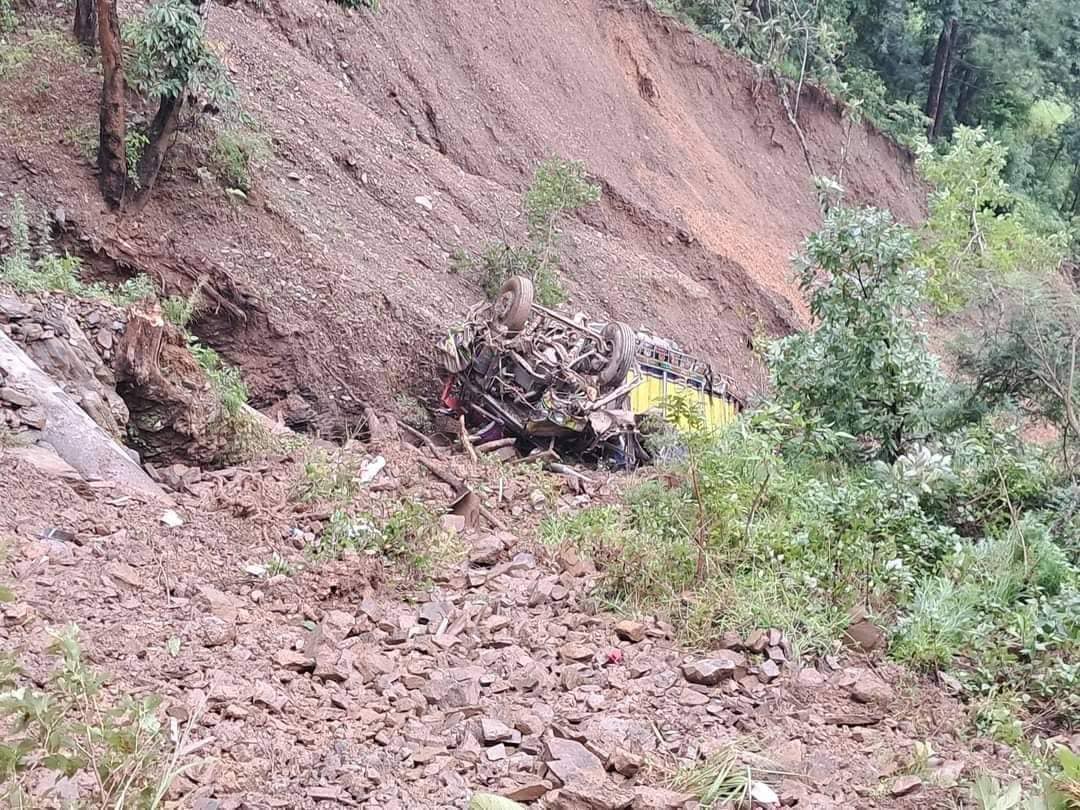 गुल्मीमा ट्रक पल्टिँदा चालकको मृत्यु