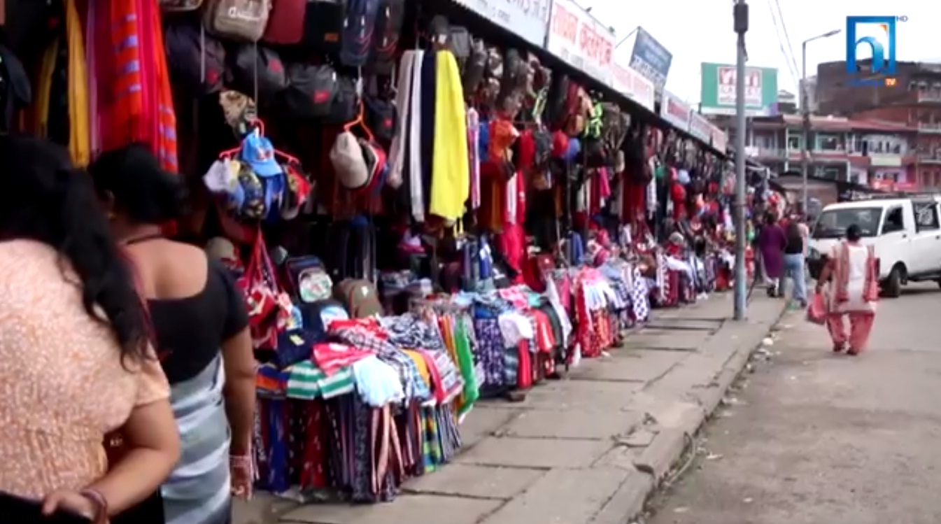 हेटाैँडाकाे फुटपाथ व्यापारीकाे कब्जामा (भिडियो रिपोर्टसहित)