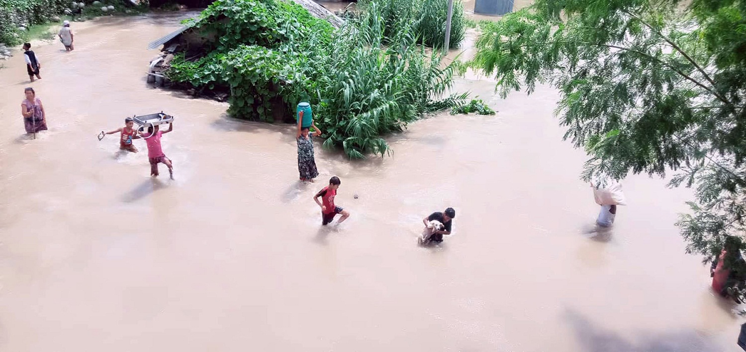 कैलालीका बाढी प्रभावित सडकमा