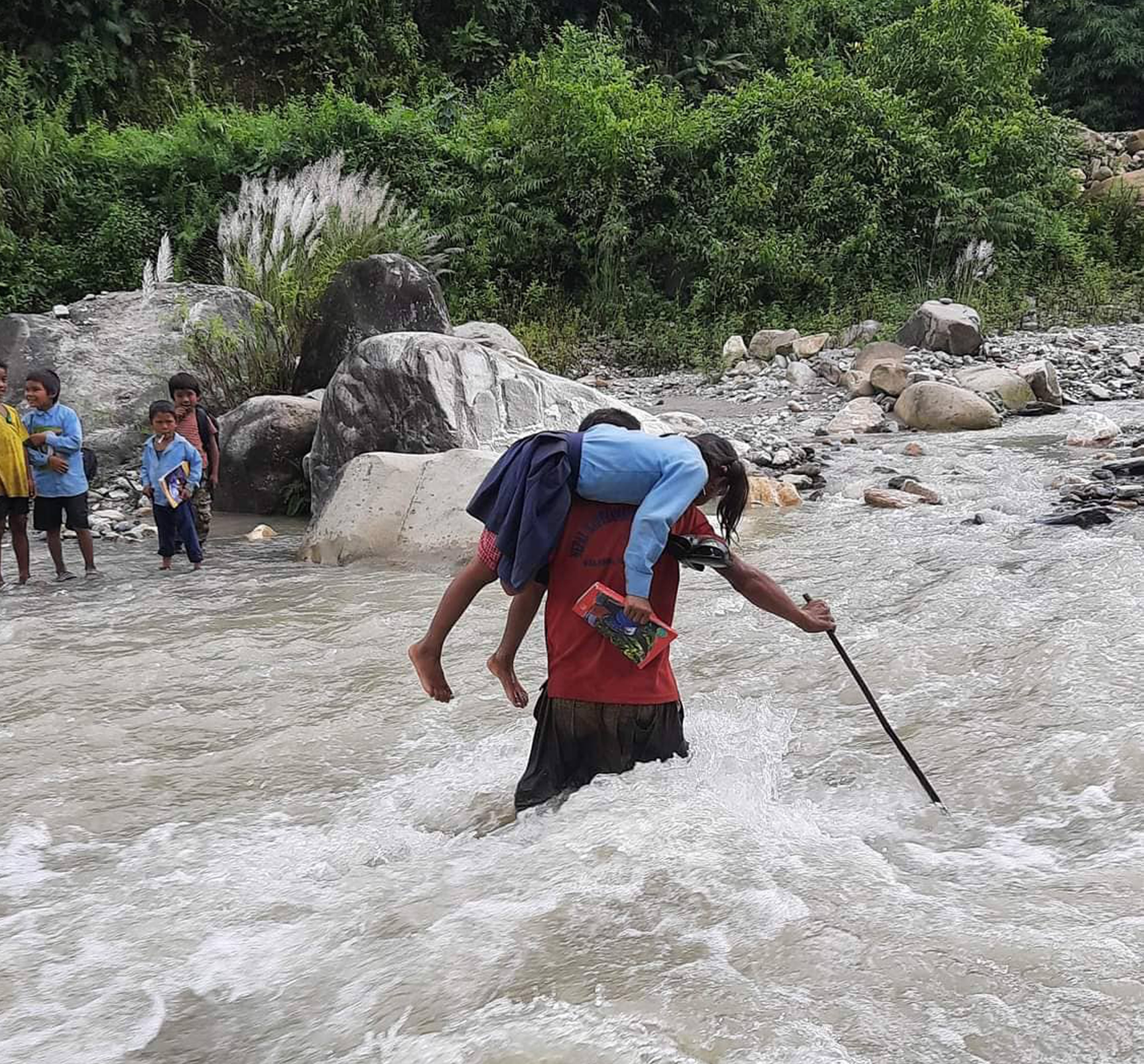 विद्यार्थीलाई खोला तारेर भिजेकै कपडामा कक्षामा