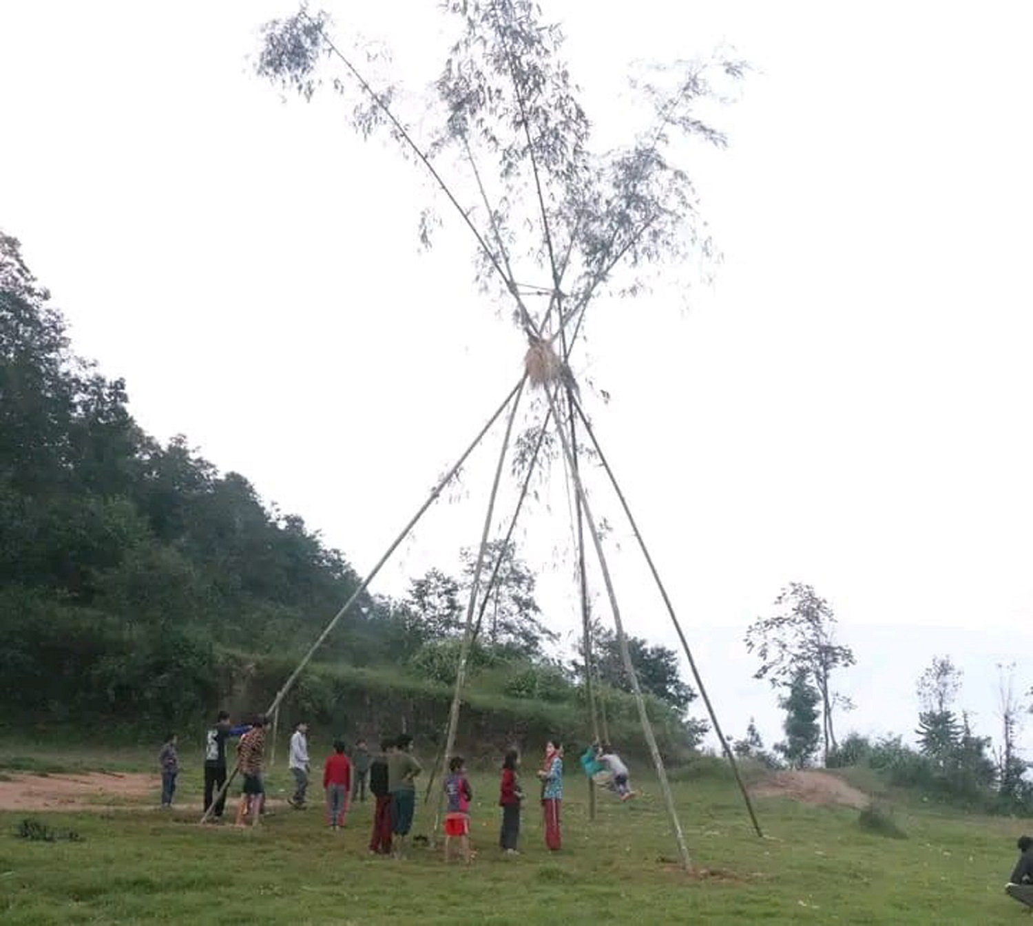 गाउँबाट हराउँदैछ ‘रोटे र लिङ्गे’ पिङ