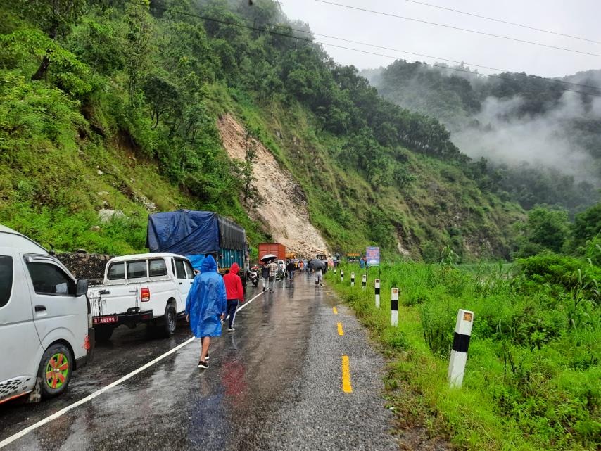 पहिराले मध्यपहाडी लोकमार्ग अवरुद्ध