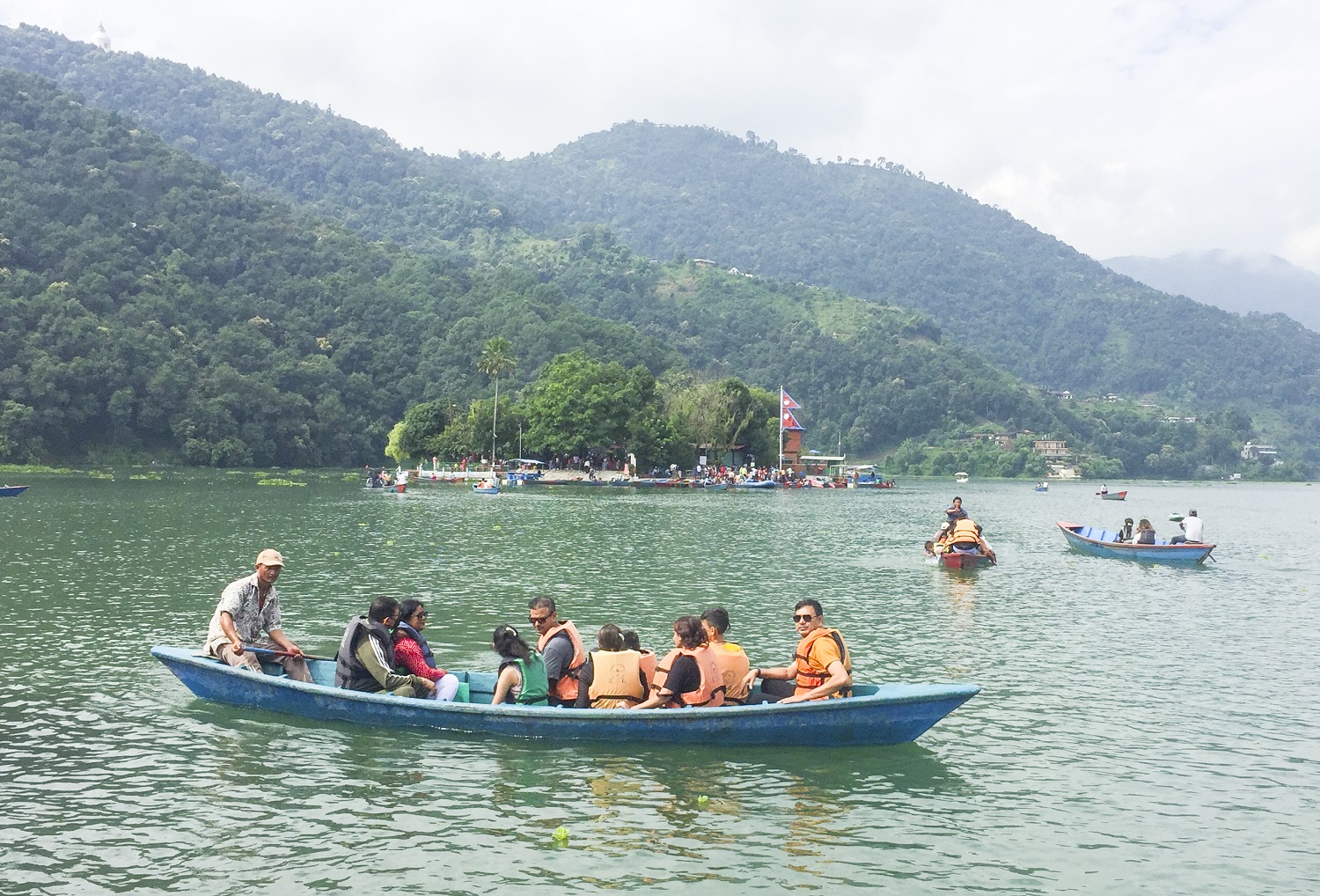 दसैँ–तिहारसँगै डुङ्गा व्यवसायी व्यस्त