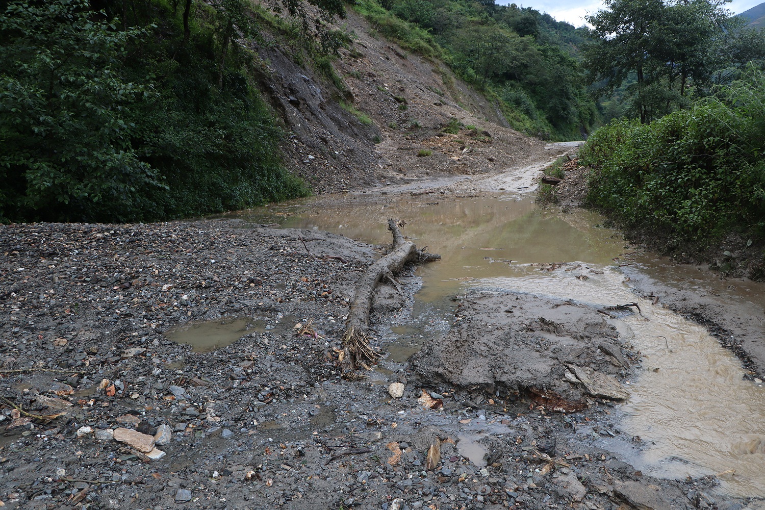 अझै खुलेन अवरुद्ध ग्रामीण सडक