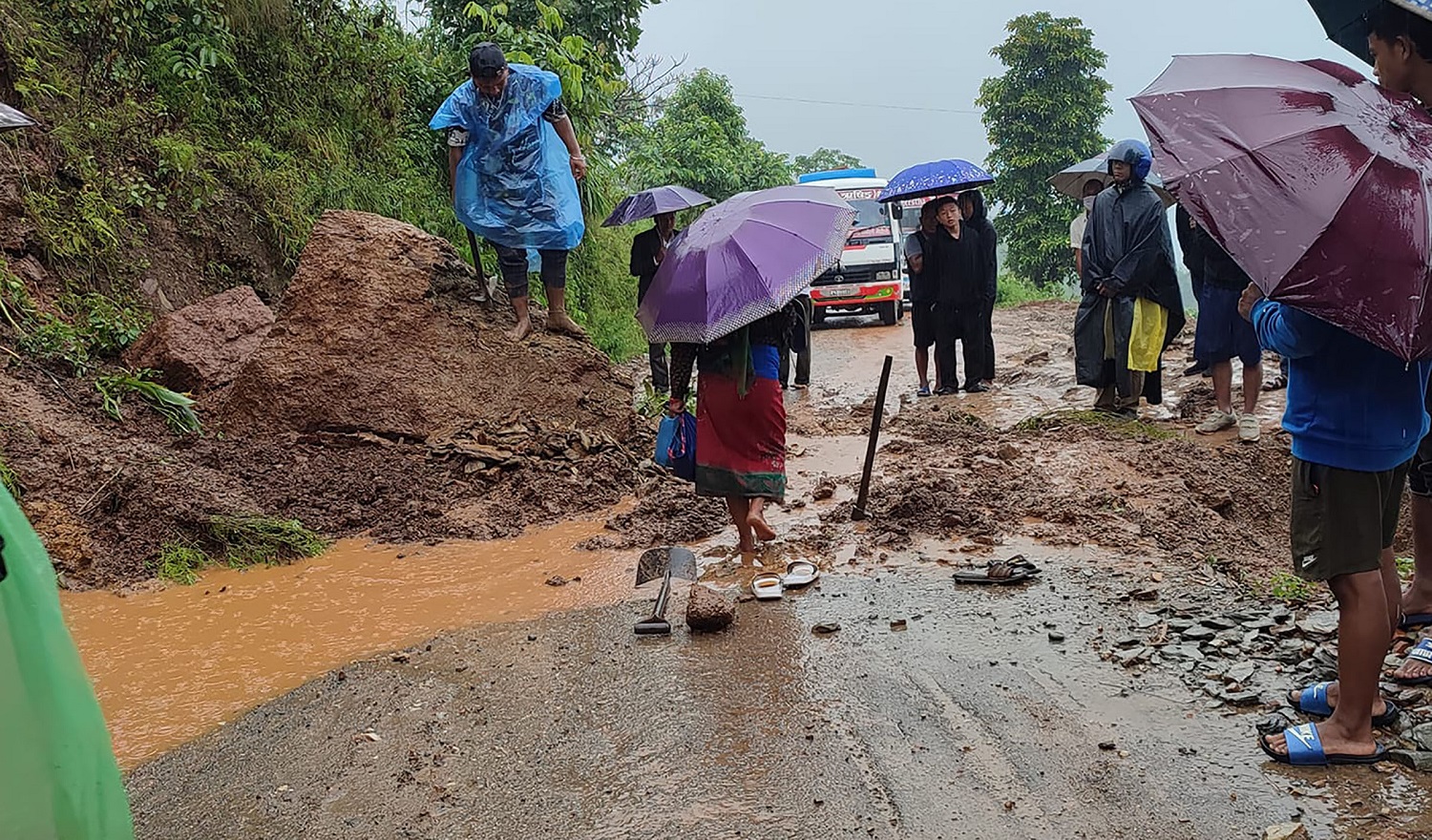 वर्षा जारीः पृथ्वीराजमार्ग सञ्चालनमा, ग्रामीण सडकहरु अवरुद्ध