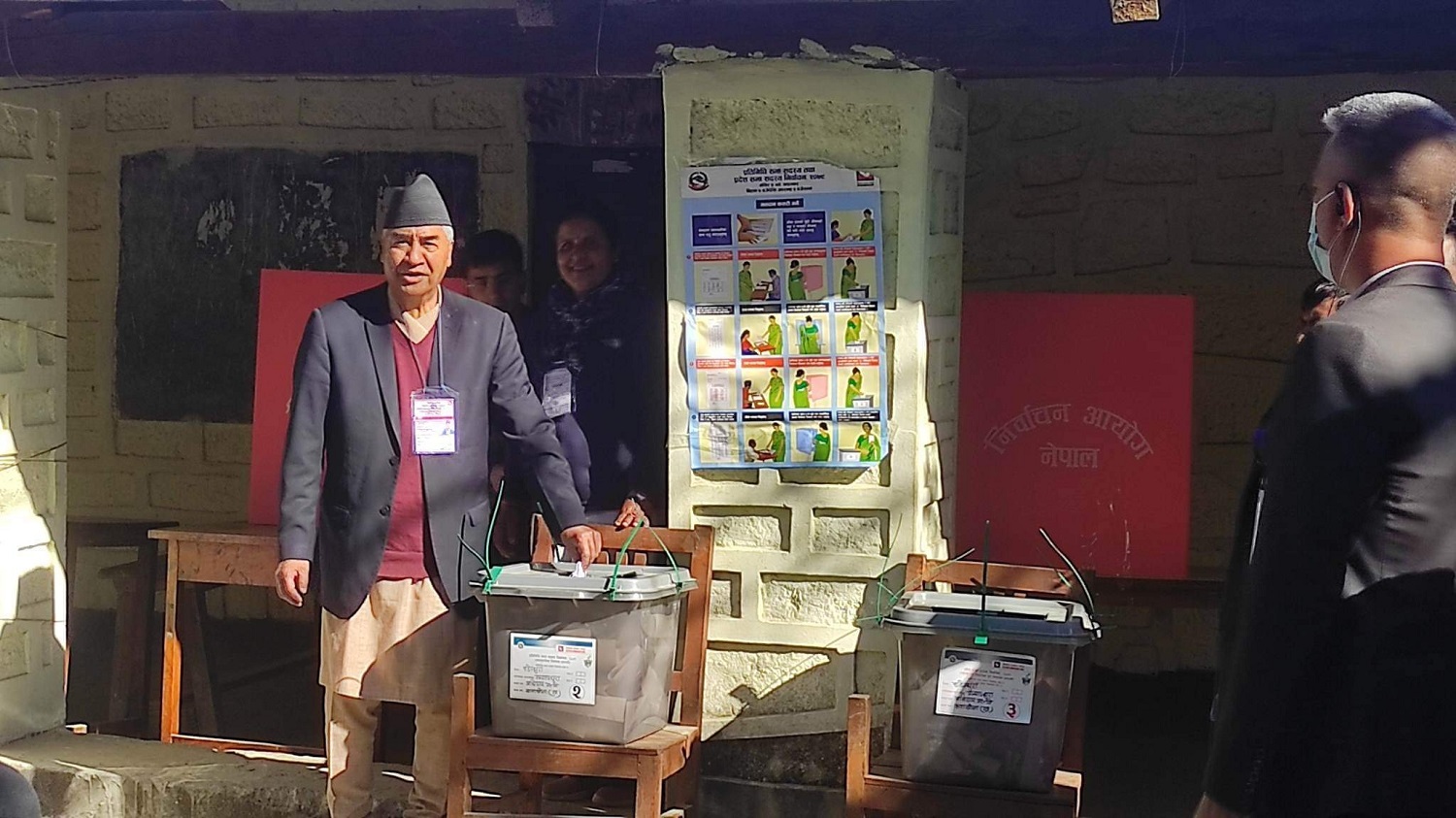 प्रधानमन्त्रीद्वारा डडेल्धुरामा मतदान