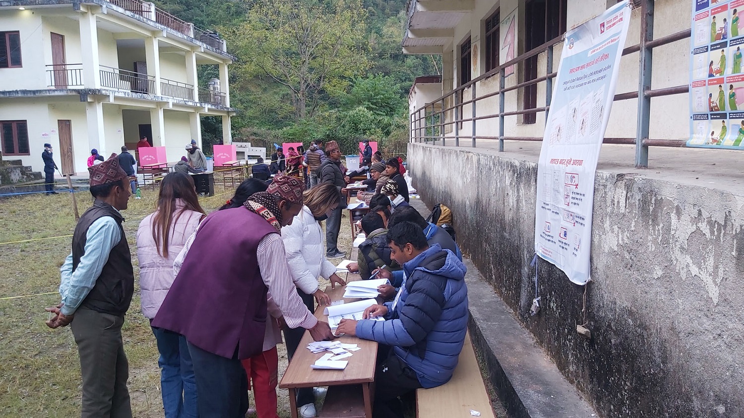 आफ्ना प्रतिनिधि छान्न देशभर मतदान हुँदै