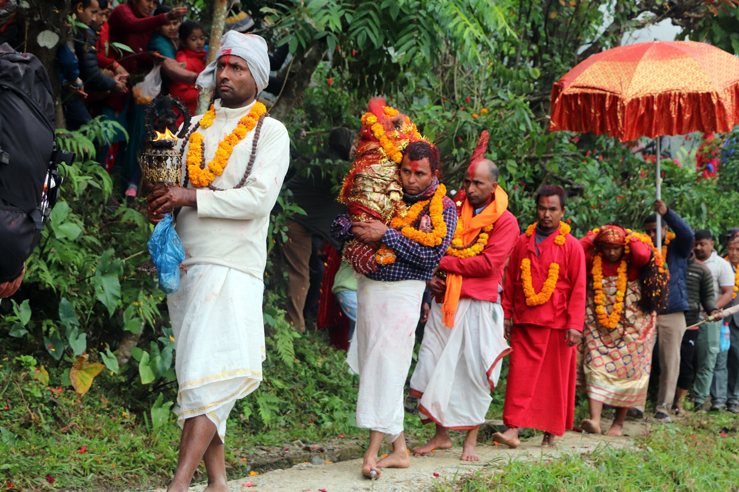 धादिङमा अनौठो जात्राः तामझामसित माइत झरिन् त्रिपुरासुन्दरी