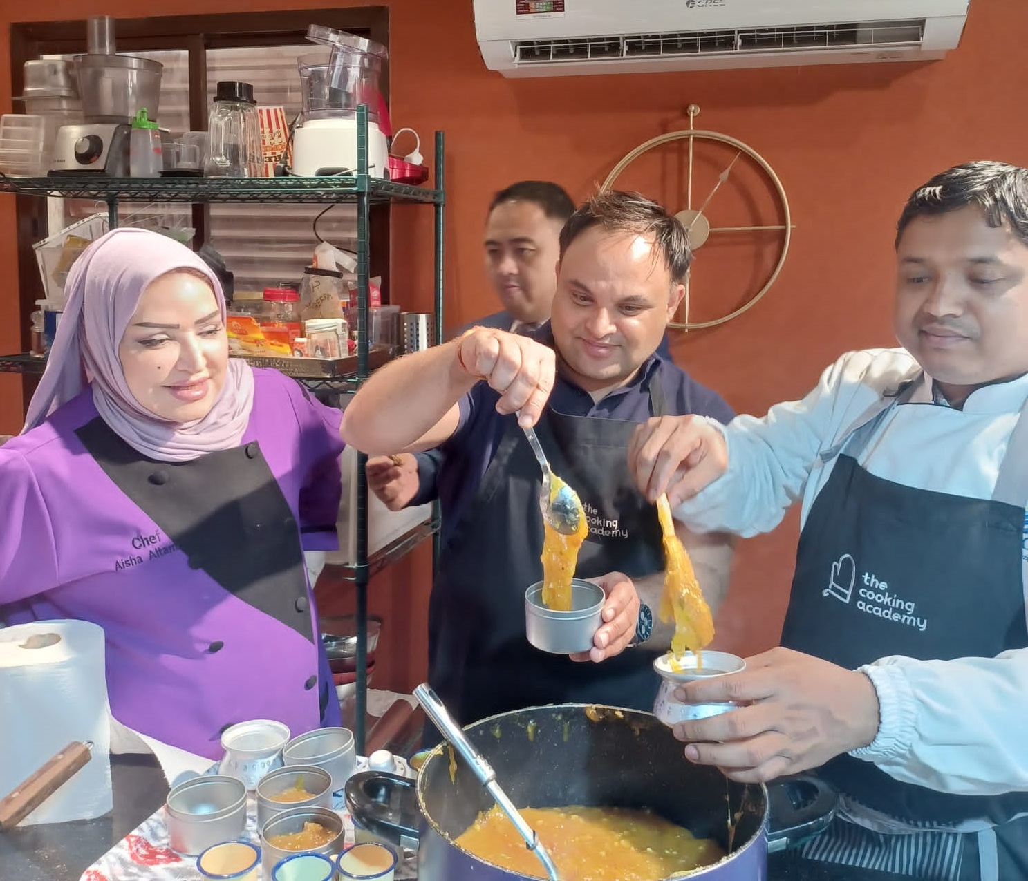विश्वकपका अतिथिलाई खाना खुवाउँछन् विनोद
