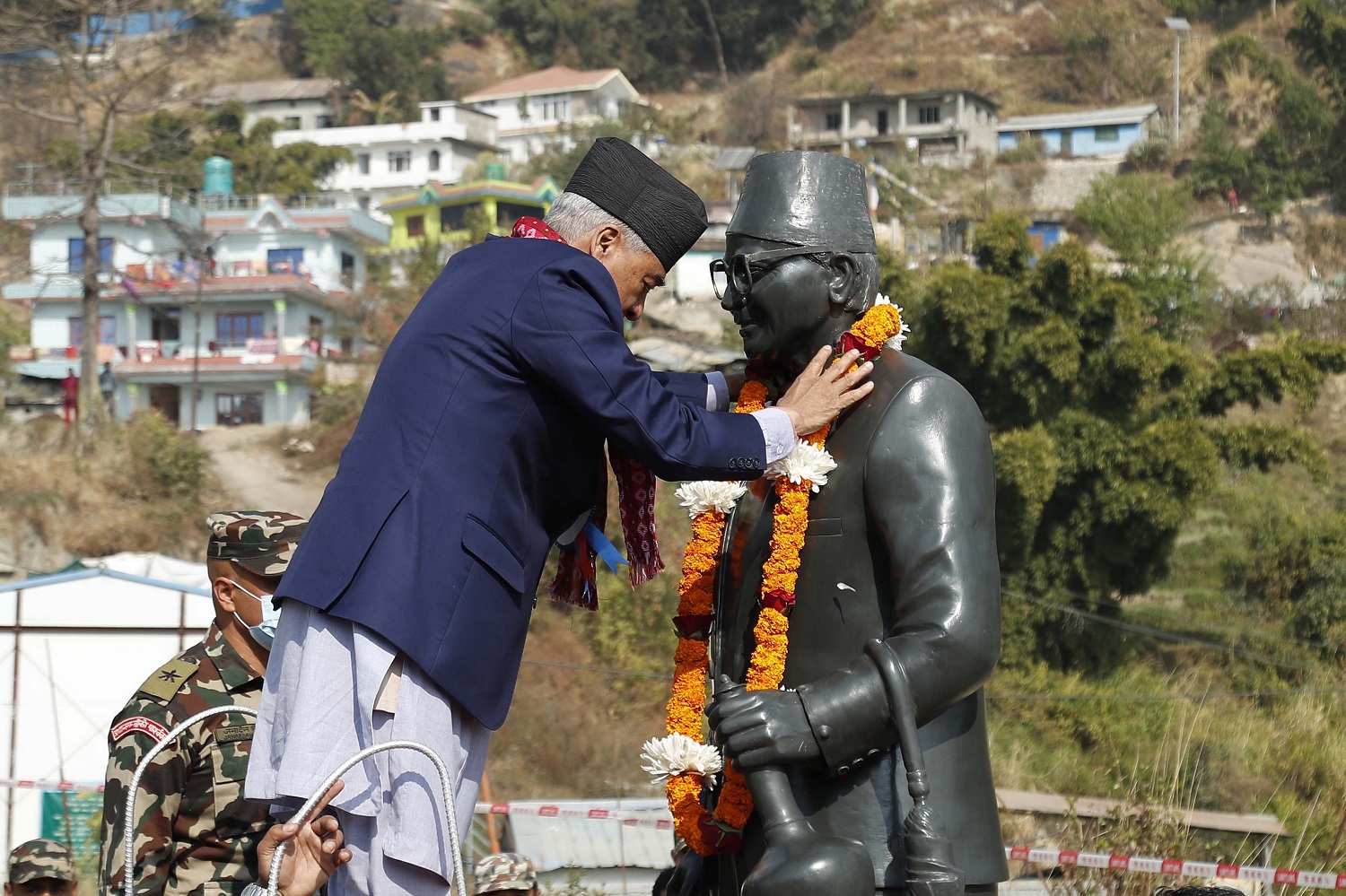 मेलम्चीमा पूर्वप्रधानमन्त्री भट्टराईको पूर्णकदको शालिक