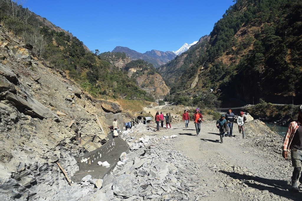 म्याग्दीको ग्रामीण भेगमा पूर्वाधार अभाव कायमै