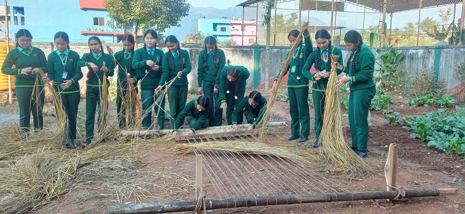 विद्यार्थीलाई गुन्द्री बुन्नेदेखि दुनाटपरी तयार गर्ने सीप