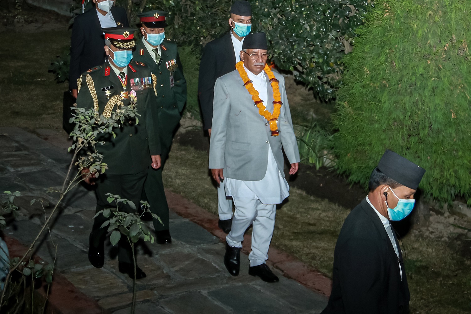 प्रधानमन्त्रीको शपथ लिन जब दाहाल दौरासुरुवालमा राष्ट्रपति निवास पुग्नुभयो…