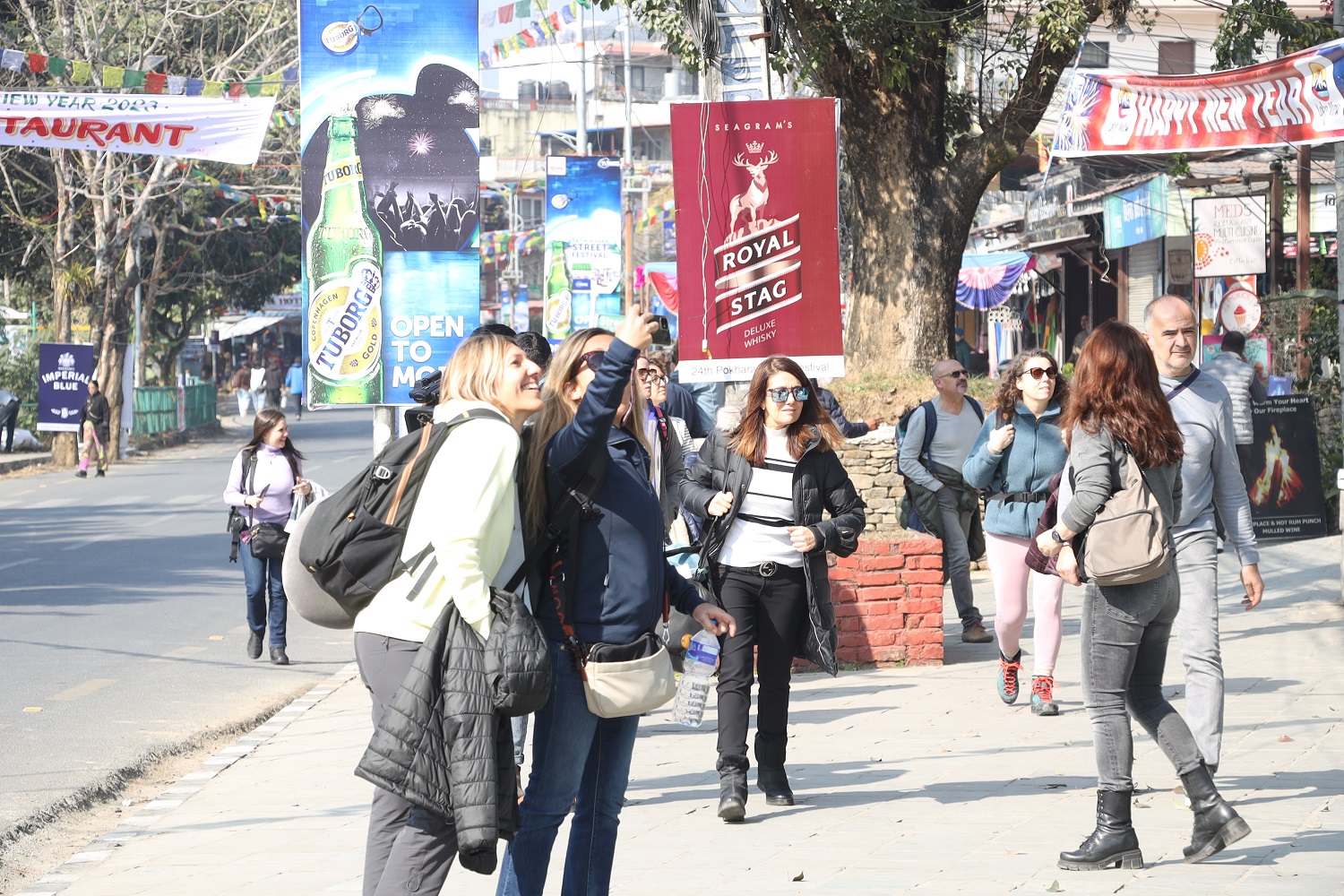 पोखरामा सडक महोत्सव : ‘सडकमै खाऔँ, सडकमै नाचौँ र सडकमै रमाऔँ’