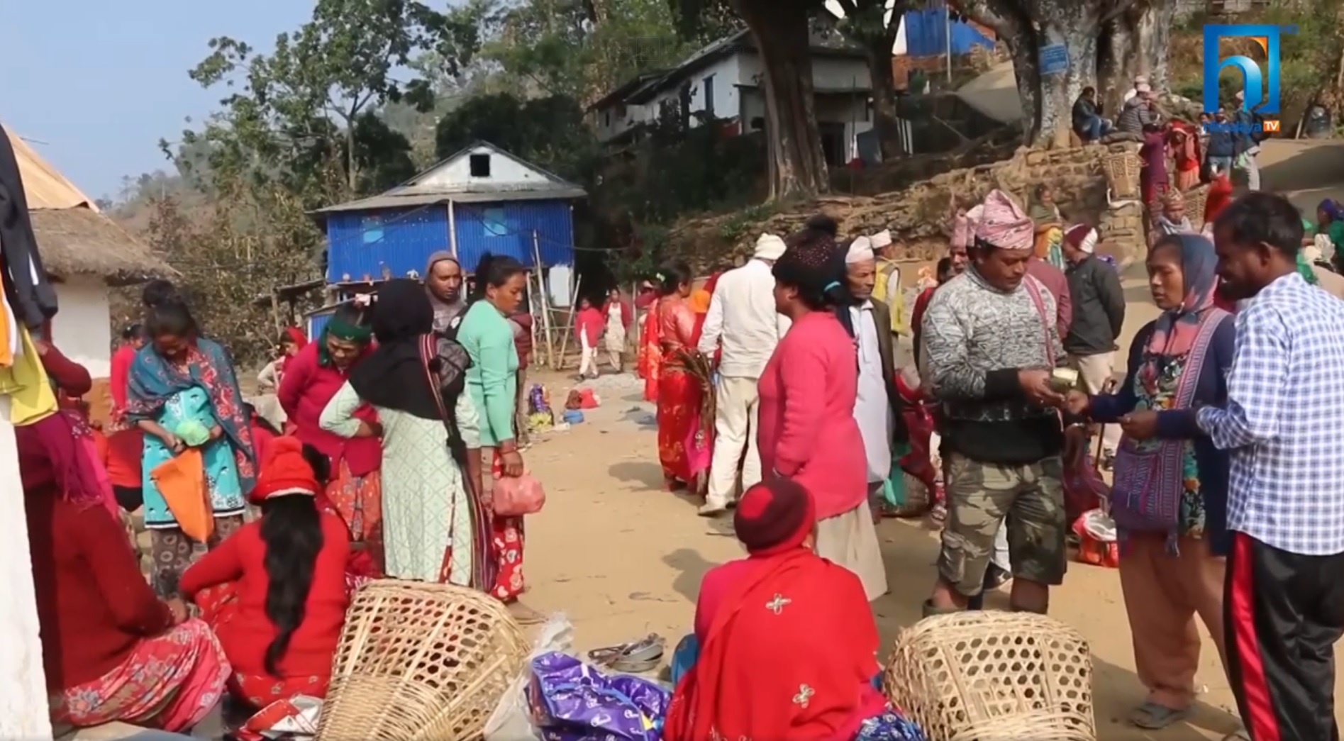 धनकुटा चानुवाको बुधवारे हाट जहाँ वस्तुसँग पैसा होइन वस्तु नै साटिन्छ  (भिडियो रिपोर्टसहित)