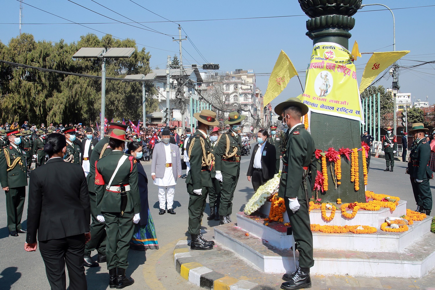 राष्ट्रपति भण्डारीद्वारा पृथ्वीनारायण शाहको सालिकमा पुष्पहार अर्पण