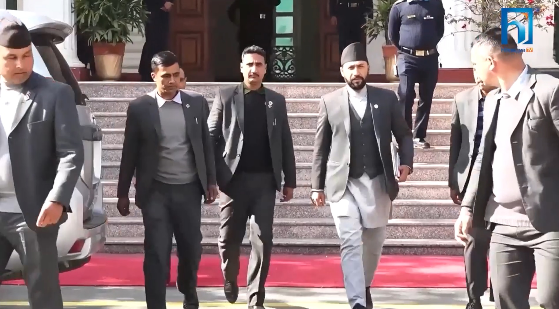 यी चार प्रसङ्ग जसले गृहमन्त्री लामिछाने विवादित र आलोचित बन्दै छन् (भिडियो रिपोर्टसहित)
