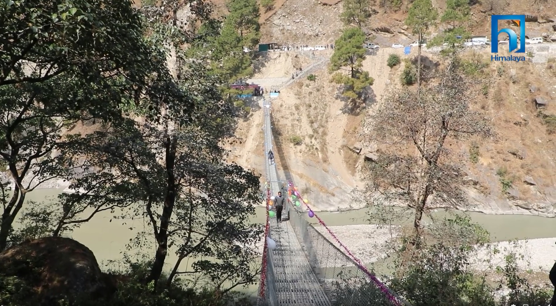 तुइन चुँडिएको दार्चुलामा बन्यो यस्तो पुल (भिडियो रिपोर्टसहित)