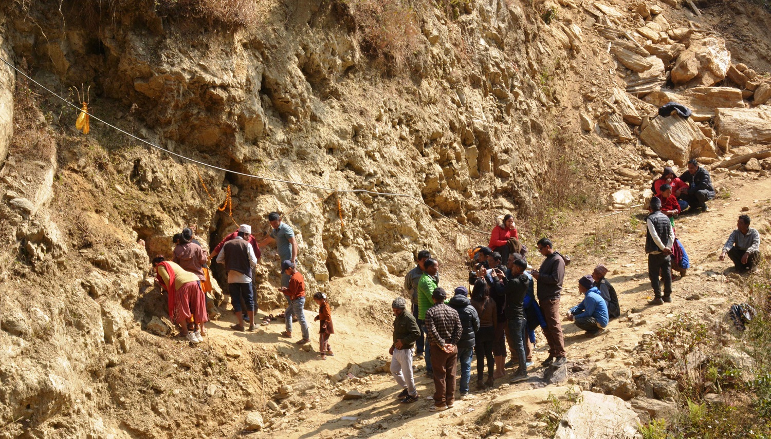 गुफा भित्रको कलात्मक आकृति हेर्न घुइँचो