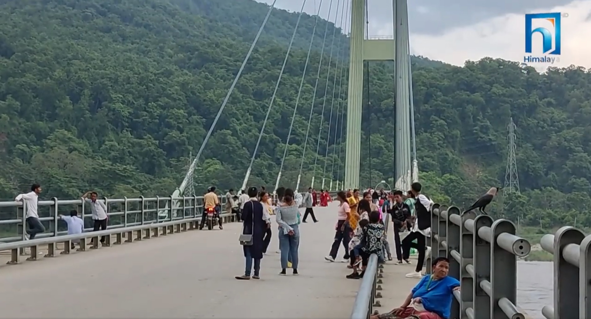 जीर्ण बन्दै कर्णाली पुल, मर्मत गर्न छैन कसैको चासो (भिडियो रिपोर्टसहित)