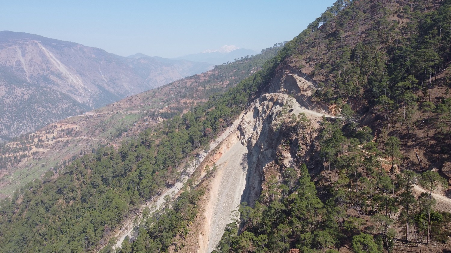 मध्यपहाडी लोकमार्ग : १२ वर्षदेखि मन्ता भिर काट्दै