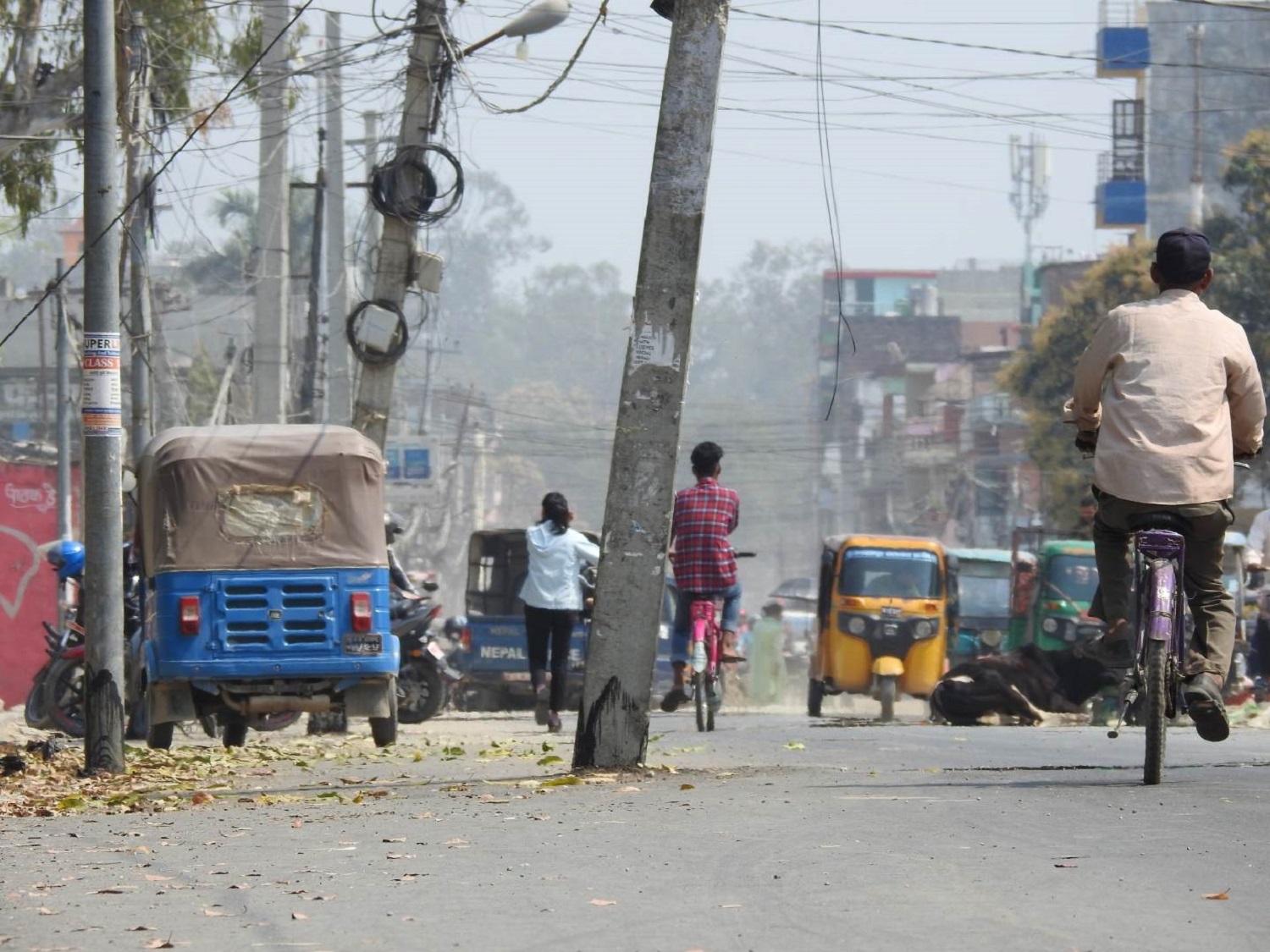 निर्माण सम्झौताको अढाई वर्षपछि बिजुलीको खम्बा सार्न सुरसार