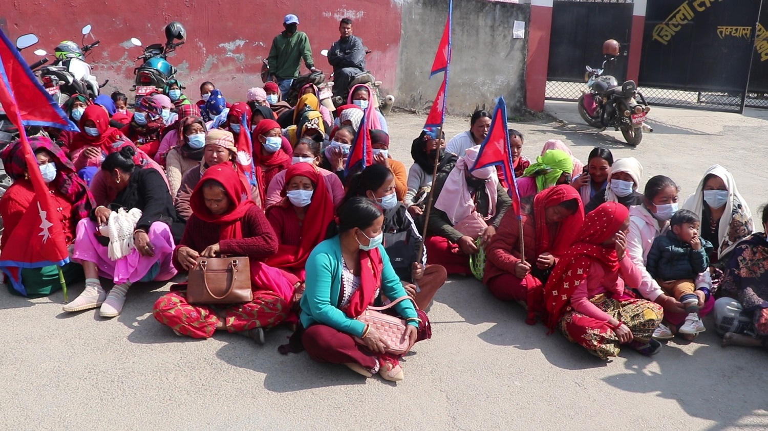 ऋणका लागि ऋणबाट ग्रसित छन् महिला