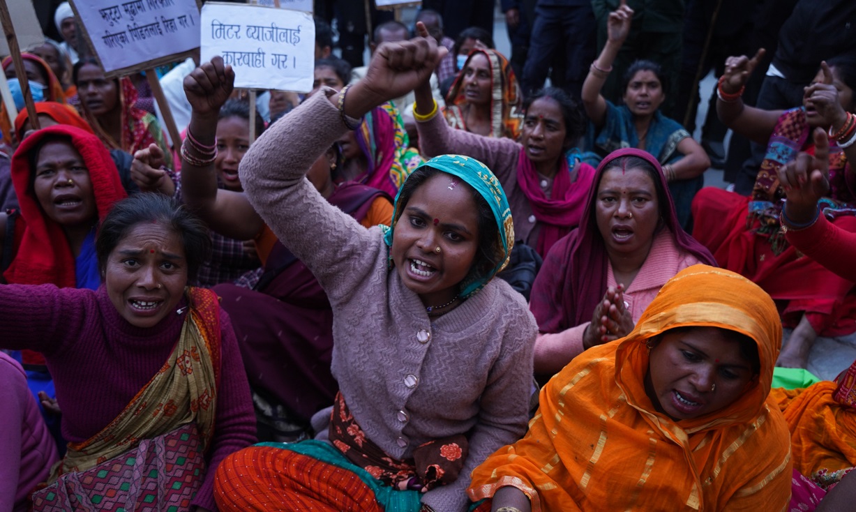 काठमाडौंमा बिहानैदेखि मिटरब्याजी पीडितहरुको विरोध प्रदर्शन