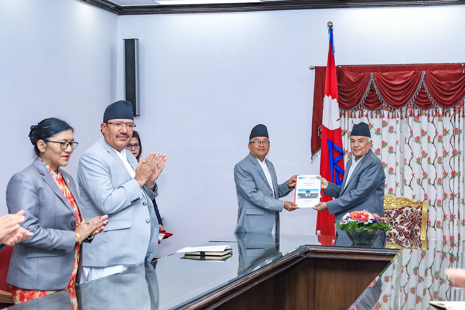 राष्ट्रपतिसमक्ष उपराष्ट्रपति निर्वाचनको परिणामसहितको प्रतिवेदन पेश