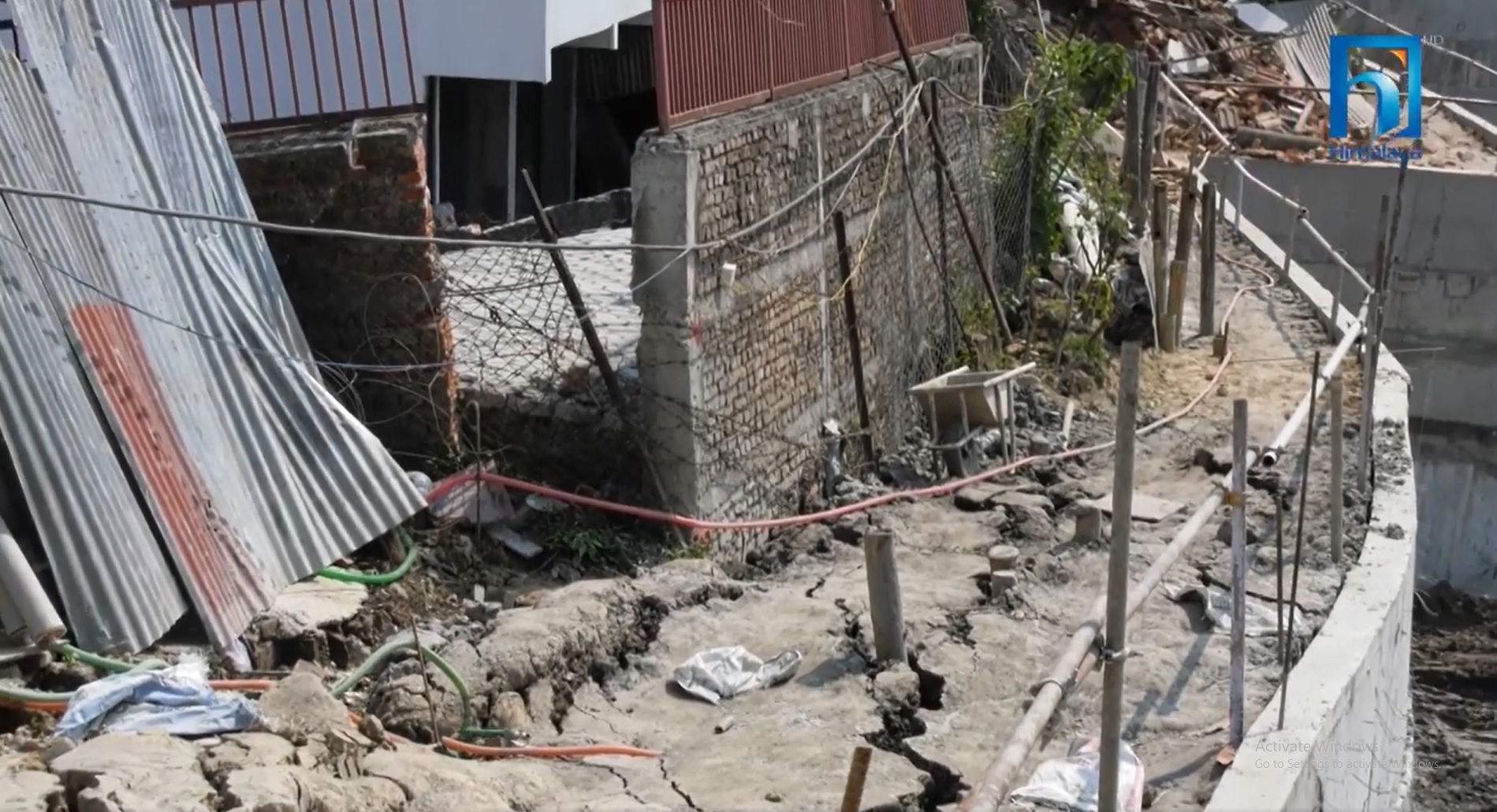 अपार्टमेन्टको बदमासीले बखुण्डोलमा भासिए घर (भिडियो रिपोर्टसहित)