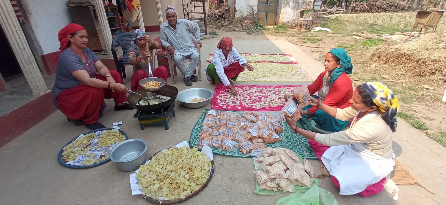चिप्स उत्पादन गर्दै रामपुरका महिला