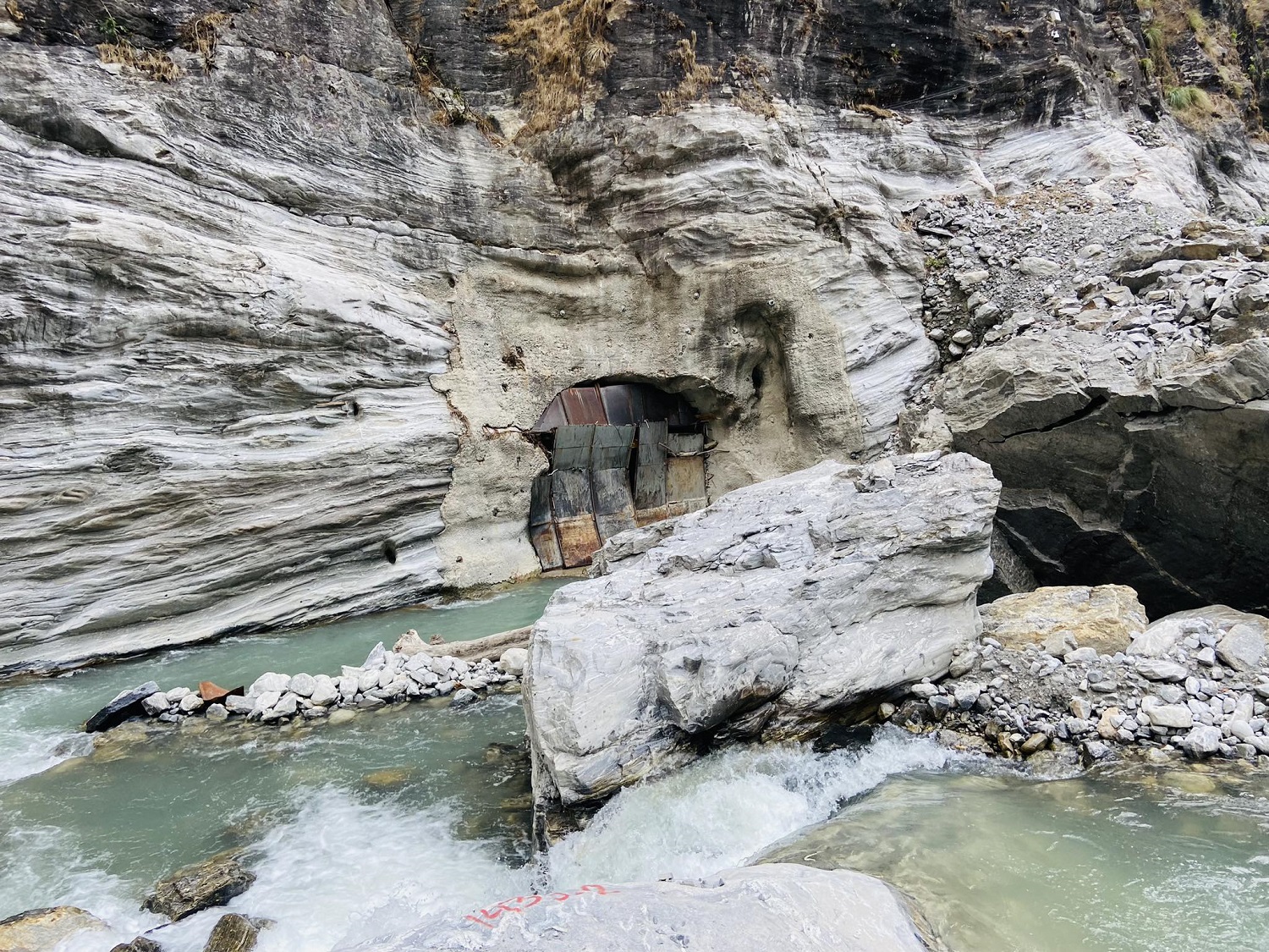 मेलम्चीको वैकल्पिक प्रणालीको ‘गेट’ मर्मत